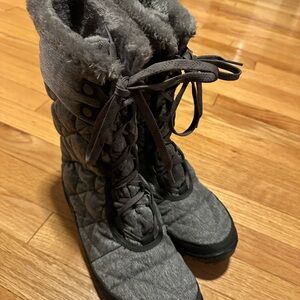 Gray Quilted Women's Columbia Snow boots